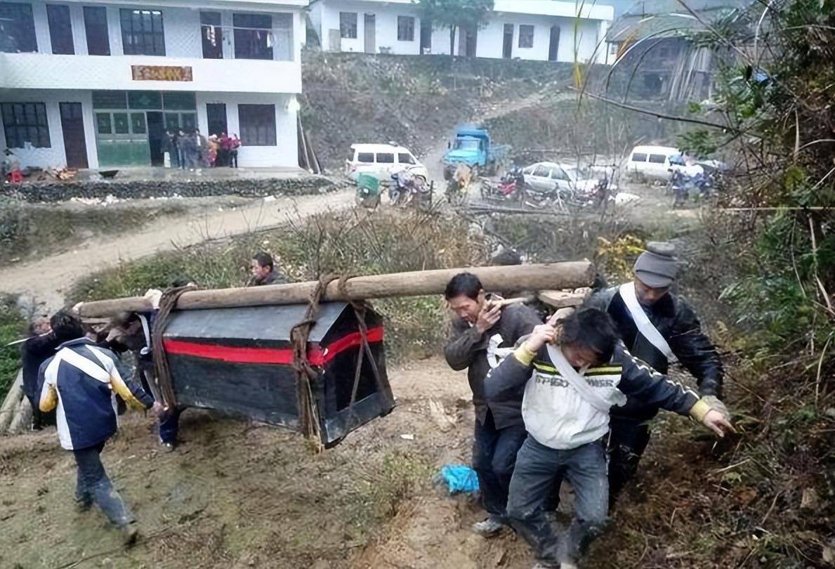 出殡遇到下雨,下葬前和下葬后的区别如此之大,这是为什么呢?