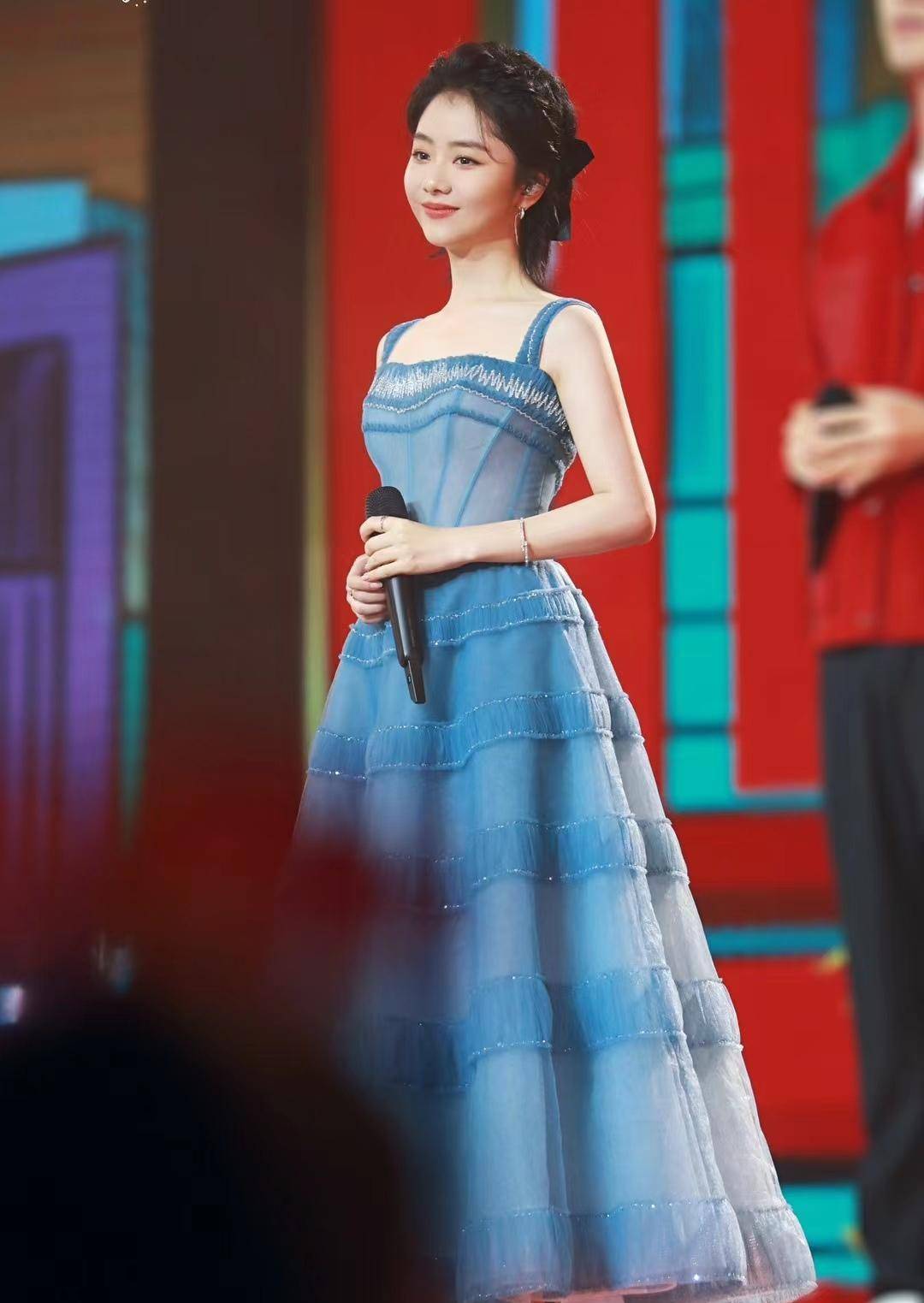 谭松韵北京卫视舞台造型出炉,身穿蓝色吊带裙,清新甜美!