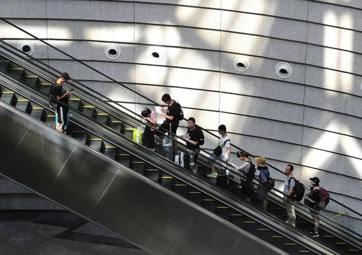 扶梯突然停运 乘客原地停留20分钟 网友:别笑,这么做是最好的_情况