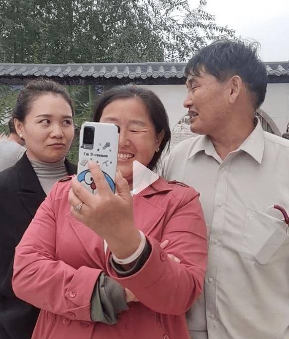 原来大义哥朱之文威风凛凛,眼见儿媳妇受辱,心胸狭窄,不肯出面澄清