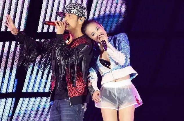 她竟然借着开演唱会搞这样的动作,作死行为不可原谅_蔡依林_周杰伦