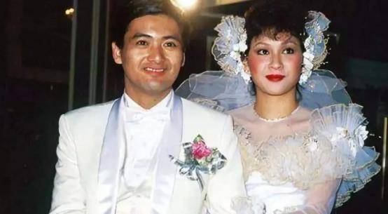 一代巨星周润发,却曾两次将发妻赶出家门,只因心中有个阿莲_妻子_余