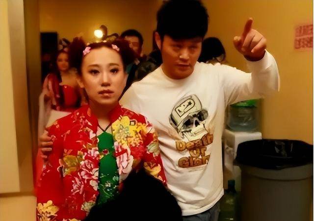 但是在事业正当红时,丫蛋却选择结婚生子.