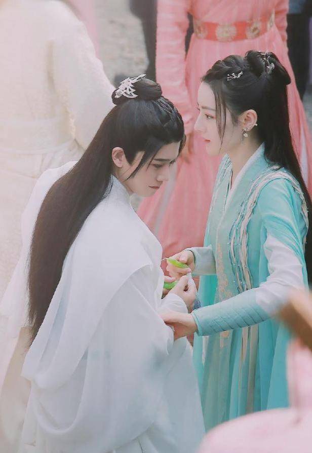 与君初相识官宣播出,任嘉伦热巴万众期待,网友:期待另一部官宣_观众