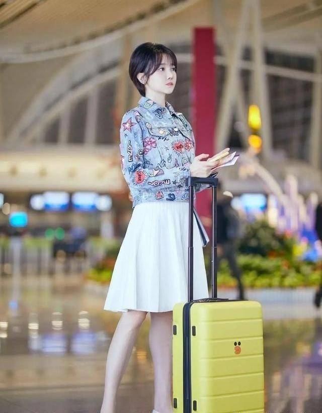 于小彤与陈小纭现身机场,穿瑜伽裤太撩人,网友:简直不要太般配_风格