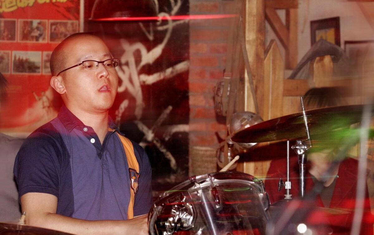 于是,一篇名叫《窦唯每月给高原500元生活费,丁武劝其看心理医生》的