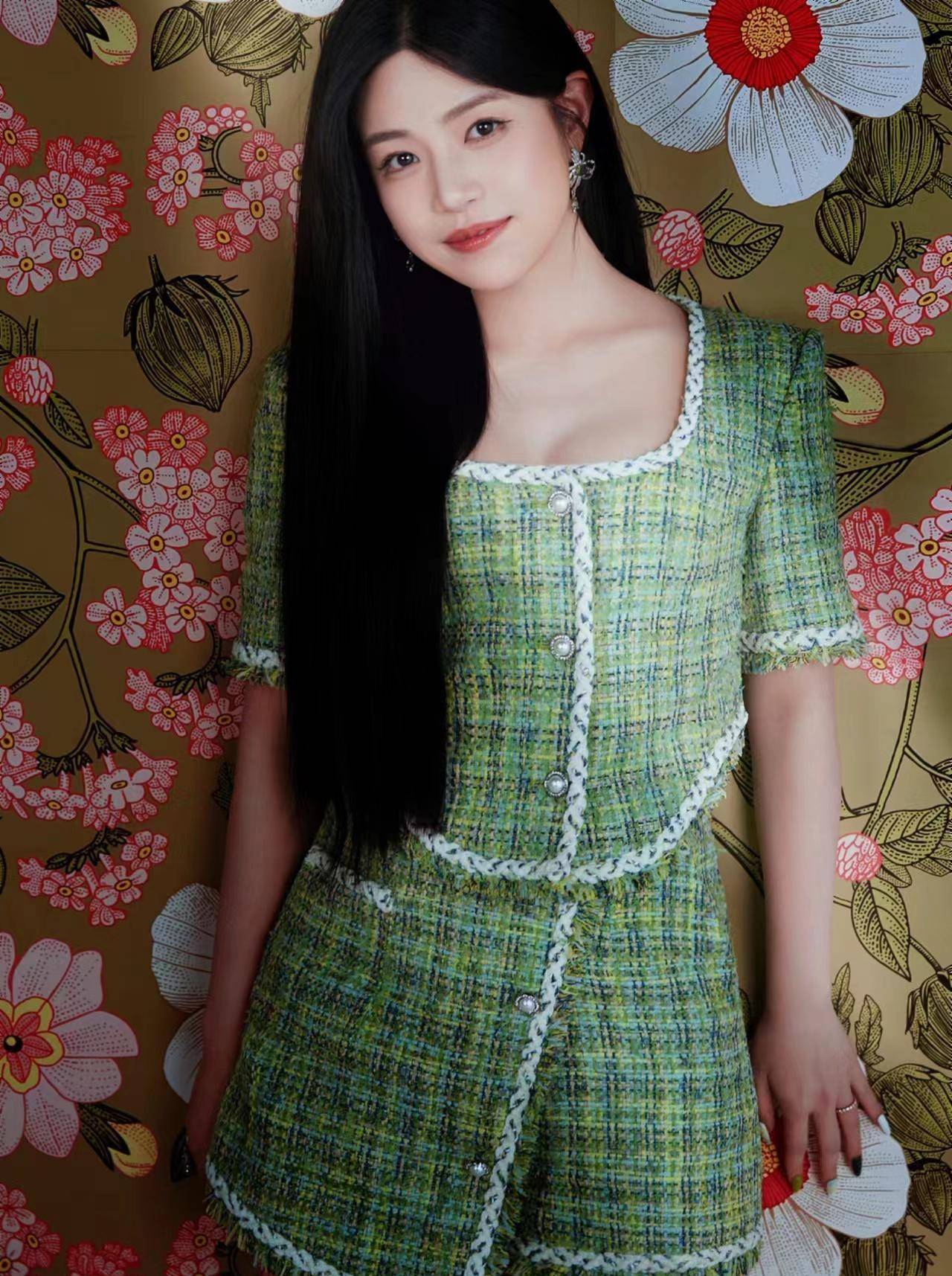 留着及腰的头发,陈妍希的头发很多,因为她是一个曲线美的女孩,她需要