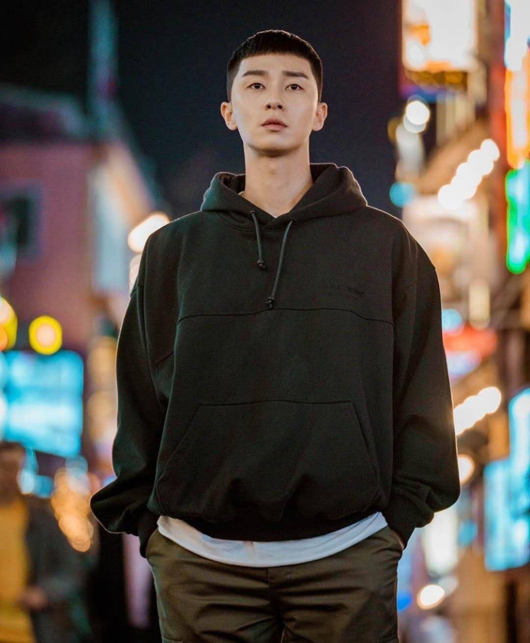 在第十五集的时候:张根源绑架了赵伊瑞,并且告诉赵伊瑞自己此刻很爽:"