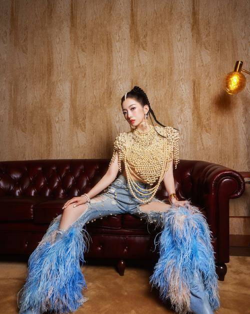 孟美岐光脚唱《归途有风》,昔日的自信荡然无存,唱功让评委摇头_舞台