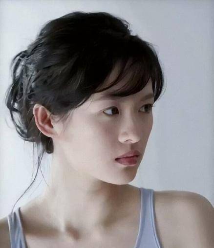 章子怡带女儿逛宠物店,单膝跪地耐心讲解,醒醒3岁就上舞蹈班_白色_穿