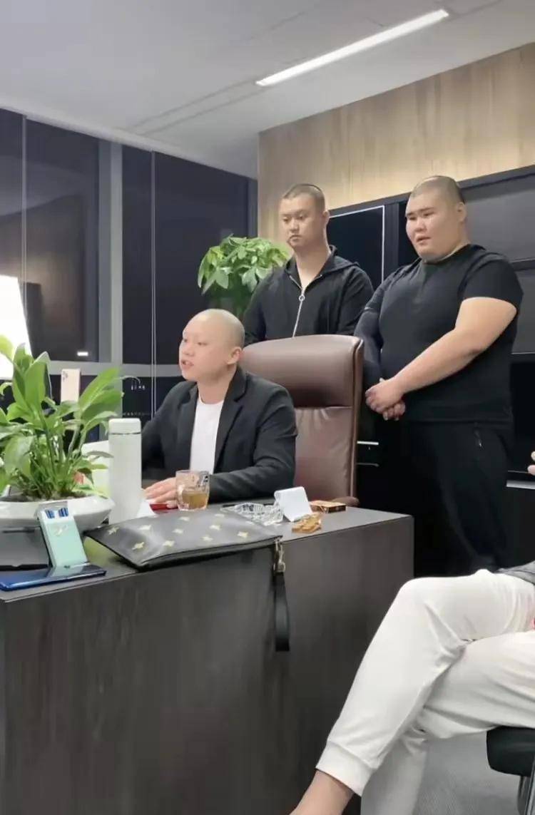 网红刘二狗拒绝成龙,还要50万出场费,称功夫巨星没面子_大哥_直播