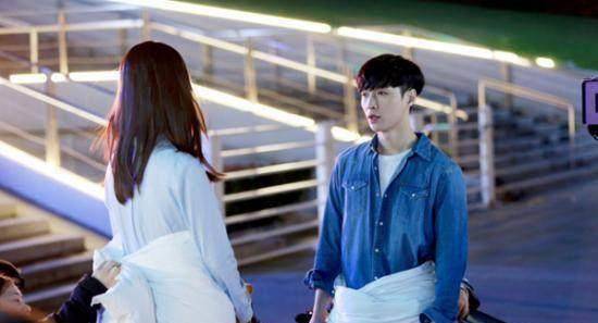 张艺兴心动陈都灵?羞涩低头不敢对视呢!