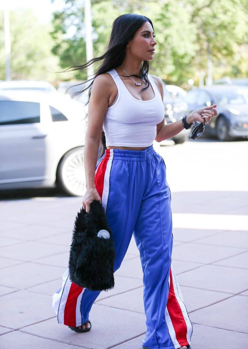 金-卡戴珊再次现身健身房,穿白色老爹背心黑色拖鞋,舒适休闲_时尚