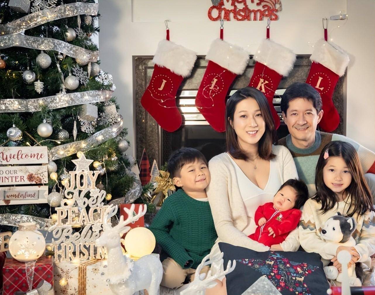 钟嘉欣月子后带着3个孩子去滑冰,大女儿照顾弟弟_姐姐_儿子_瞬间