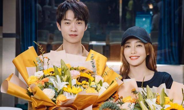 秦岚魏大勋挽手一起回家,红气养人我磕到了,何时官宣?