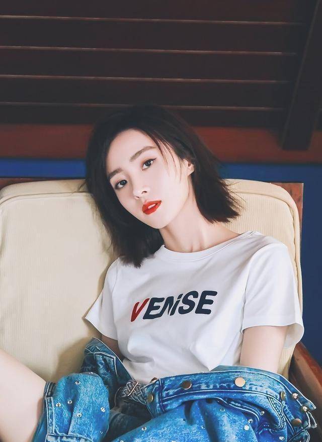 在胡冰卿连牛仔涂层上应该镶嵌钻石,搭配热裤有点时髦_裙子_衣服_黑色