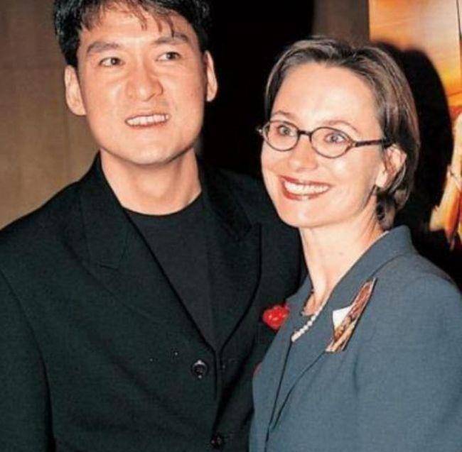 周华健61岁外国老婆罕见亮相,满头银发显老态,和儿子合影超温馨_周厚
