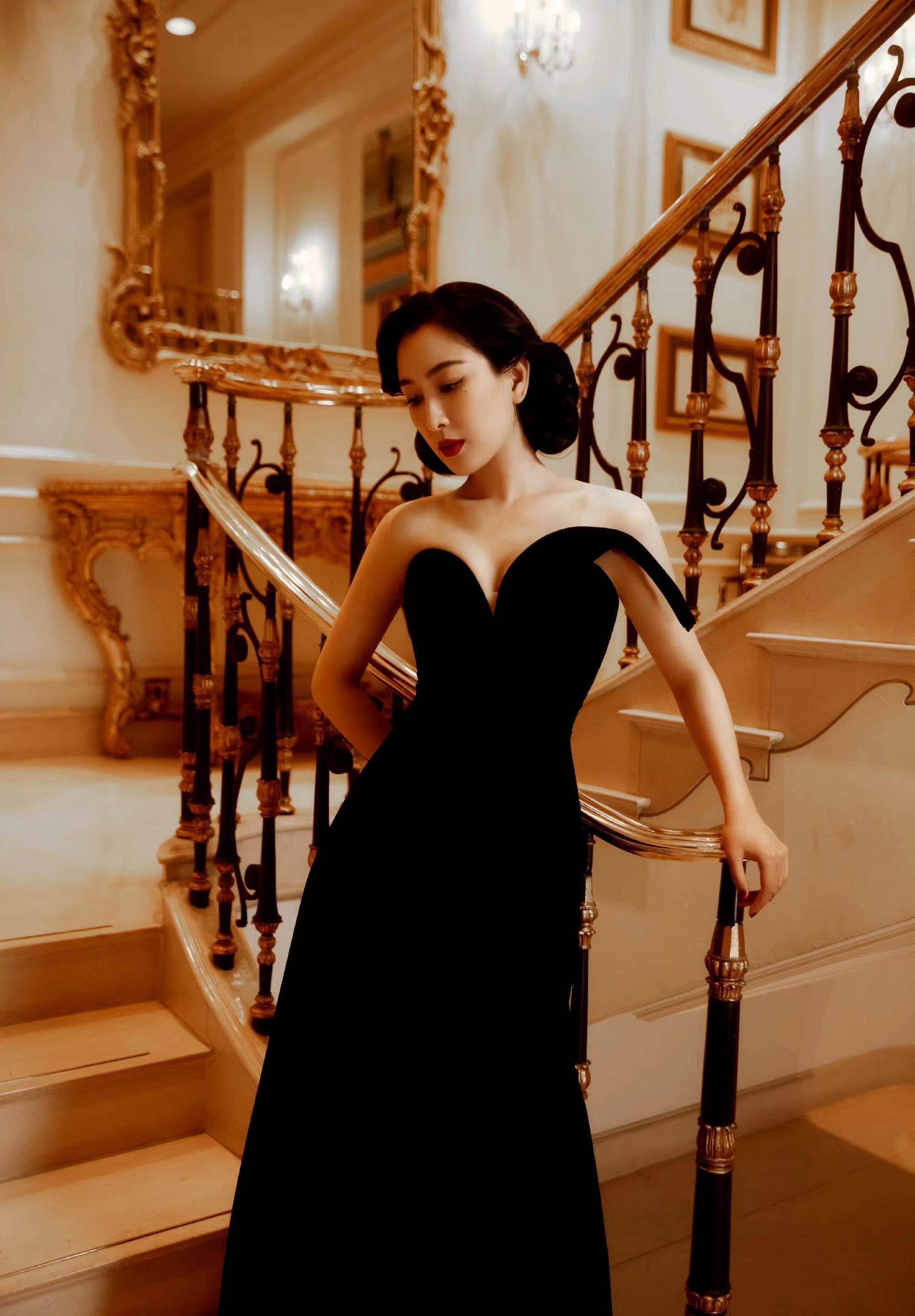 马苏出席香港电影金像奖,身穿黑色长裙搭配卷发,复古又优雅!