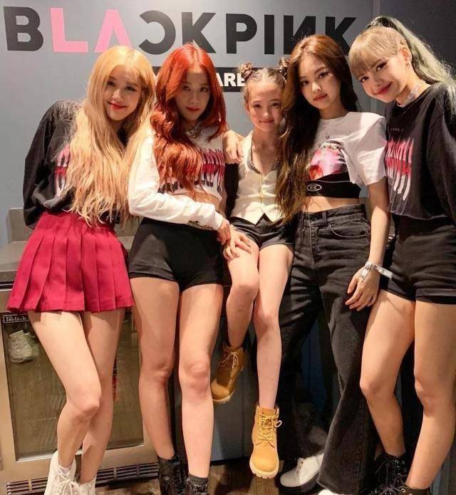 成为了blackpink的师妹~▼看到ellagross的第一眼觉得她很美,看久了