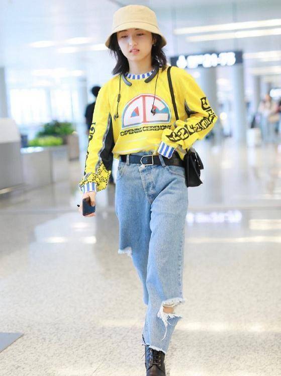 张子枫出村化身小黄人,休闲好帅气,爱马仕亮了_妹妹_时尚_牛仔裤