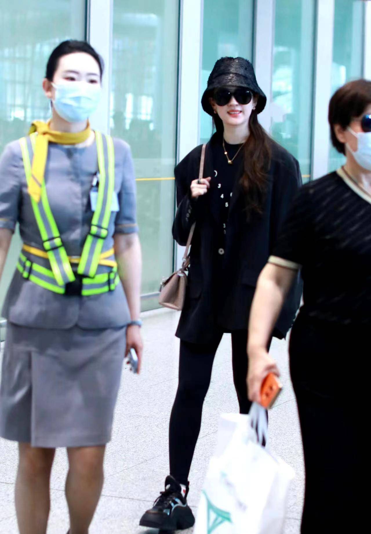 刘亦菲现身机场,身穿黑色廓形西装搭配瑜伽裤,头戴渔夫帽,时尚感十足!
