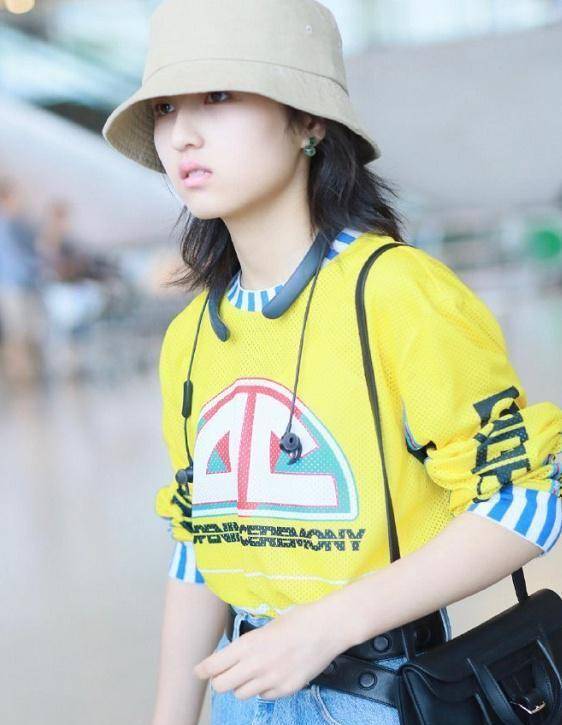 张子枫出村化身小黄人,休闲好帅气,爱马仕亮了_妹妹_时尚_牛仔裤