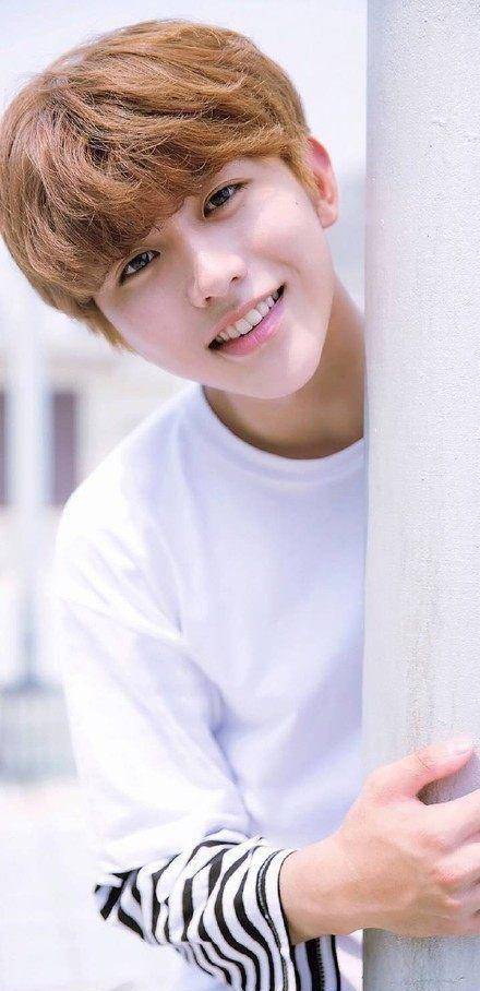 娱乐圈新晋流量蔡徐坤现身机场,ikun疯狂热情,黑衣保镖亮了!