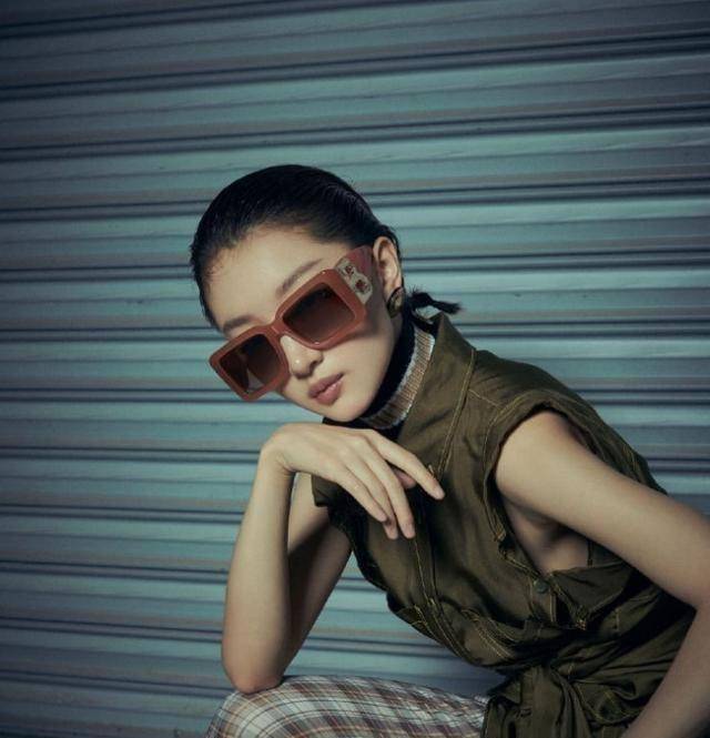 周冬雨时尚演绎burberry秋冬复古时尚_衬衫_格子_元素