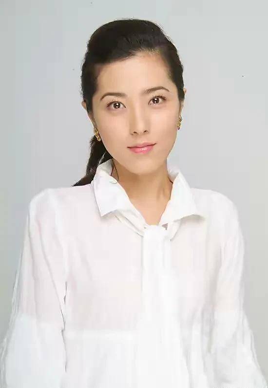 大美女曾黎:佛系演戏22年,三段感情没结果,46岁依然单身_漂亮_大学_中