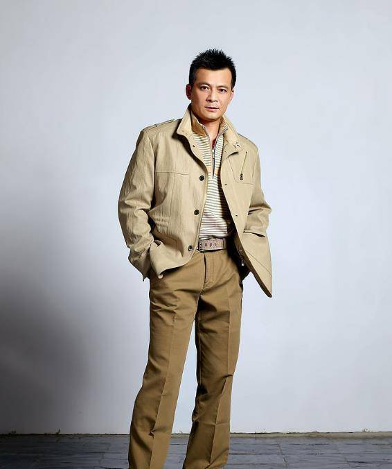 黄日华迎60岁大寿,家人不在仅球友送祝福,大方给朋友每人一红包_生日