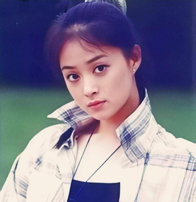 而蒋欣继承了这一基因,唱歌跳舞都有超强的表现力,从小就是一个剧作家