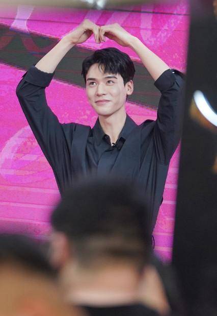 这位演技不算出众,颜值高,必定是位流量喀,必定会和搭档卖腐捆绑cp