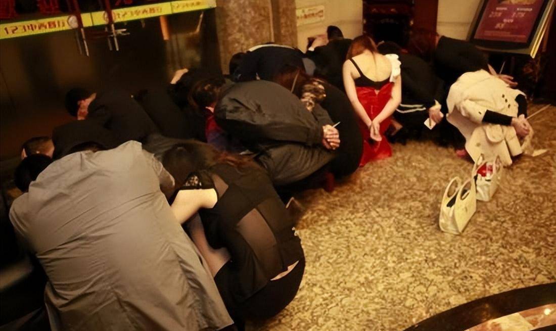 东莞扫黄抓捕真实影像,央视记者冒死偷拍,揭露莞式一条龙全过程_服务