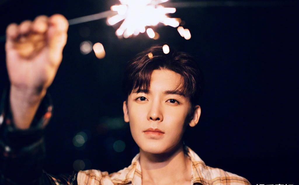 侯明昊生日烟花氛围写真,夏日夜晚,微风徐徐,穿格子衬衫的男孩_手持着