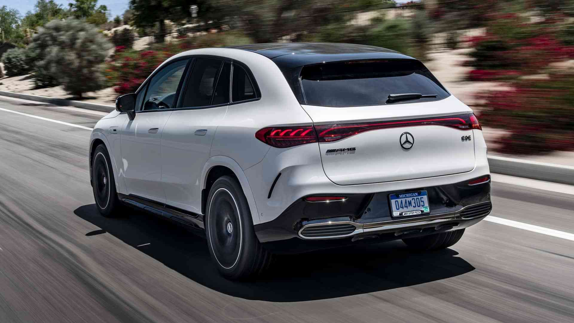 早在2022年10月,这个高性能品牌的首款电动suv就与非amg版车型一起