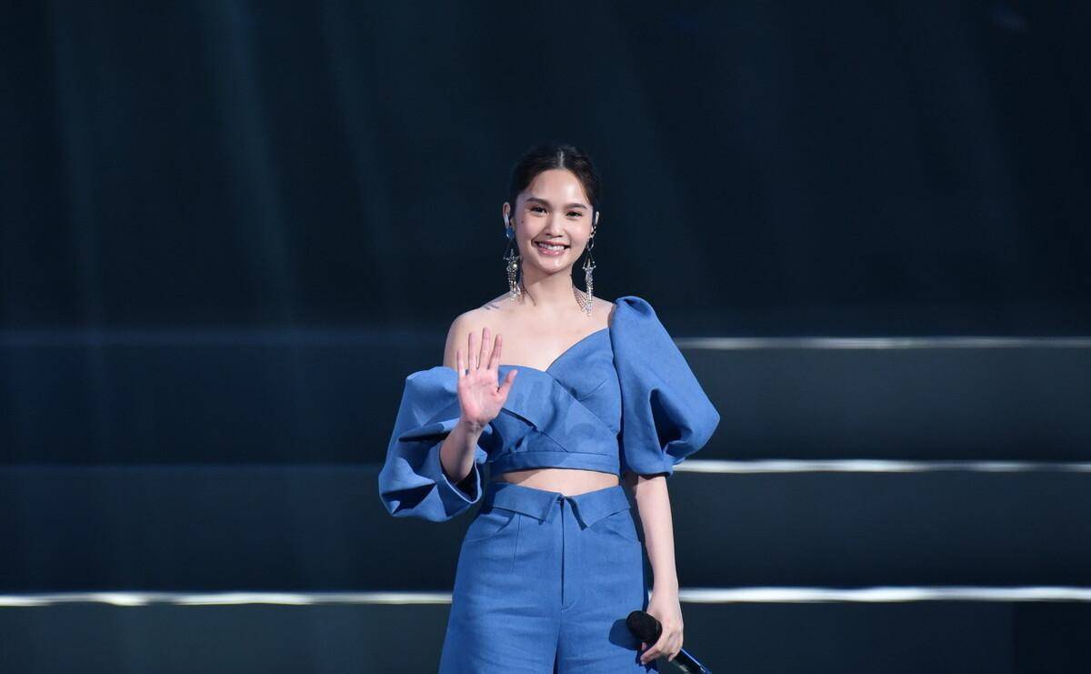 杨丞琳边唱边接住耳环,舞台经验丰富,临场反应能力非常强_姐姐_起风了