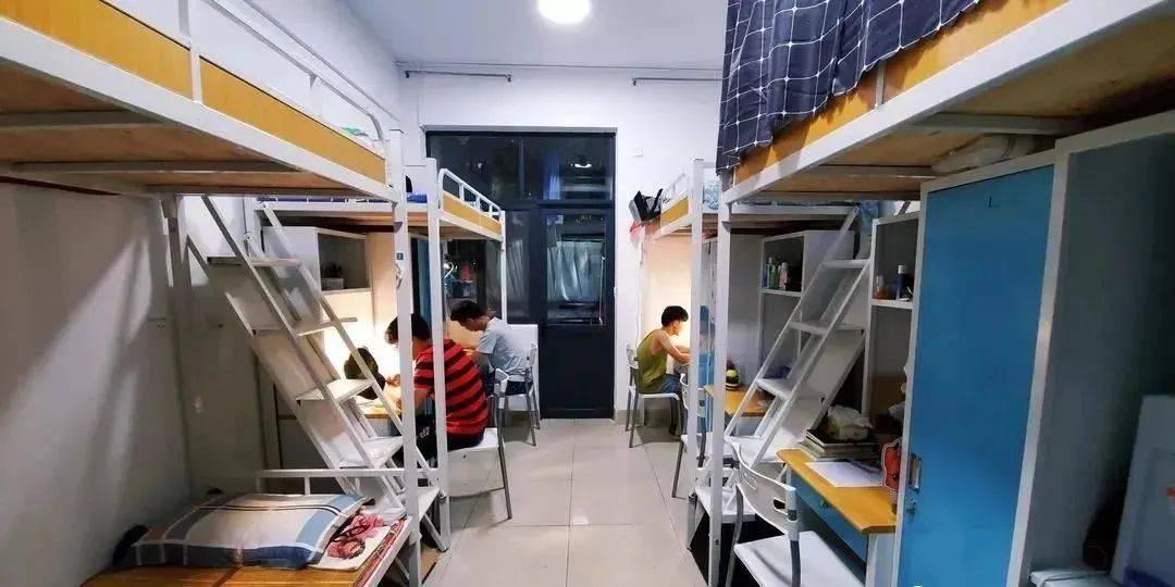 九大美院宿舍 vs 杭州纯画室的宿舍,原来这个宿舍更好.