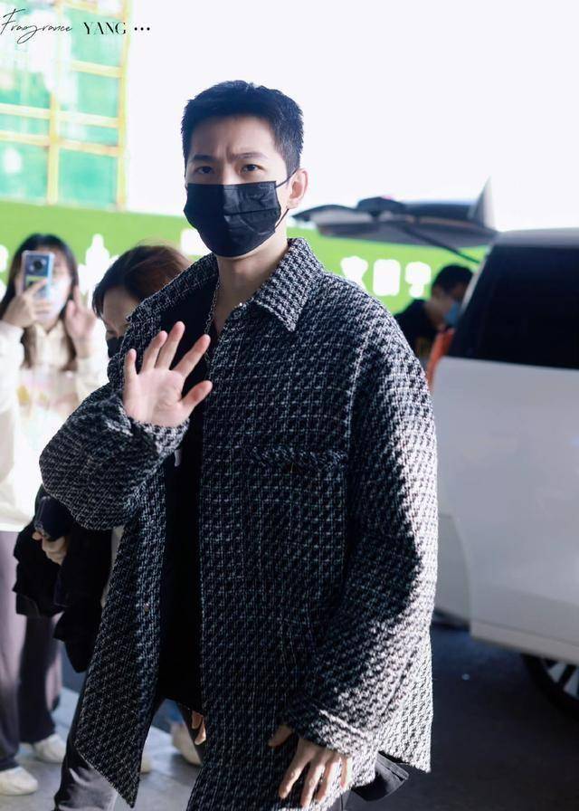组图:杨洋机场短发造型干净清爽穿格纹外套内搭黑衬时尚复古_互动