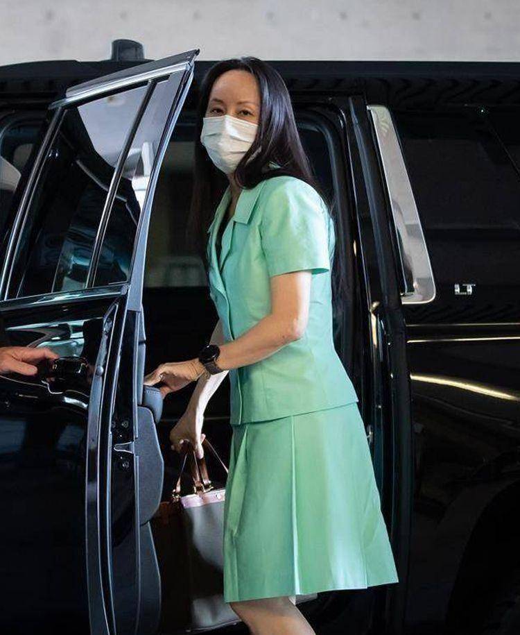 看完孟晚舟的穿搭,发现"真名媛"穿裙子成套,不搭配丝袜_女性_气质