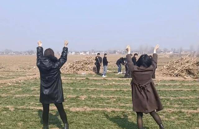 另一位网友表示,怎么也想不通为什么要在坟头跳舞,这是在庆祝家里老人