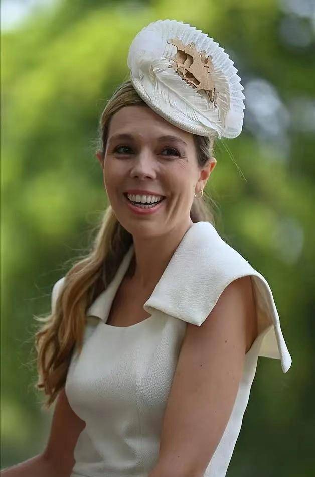 还儿女双全,抢凯特和梅根的风头_凯莉·西蒙兹_一身_鲍里斯·约翰逊