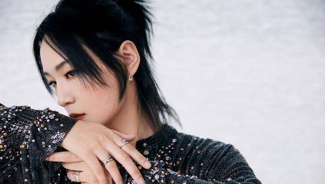 裙子还是菱形的设计超级有70年代的复古时髦感,因为周笔畅的身高稍微