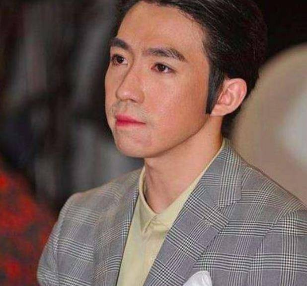 他拍戏时被炸到双目失明,患病一度欲跳楼,后成80后影帝第一_张桐_演艺