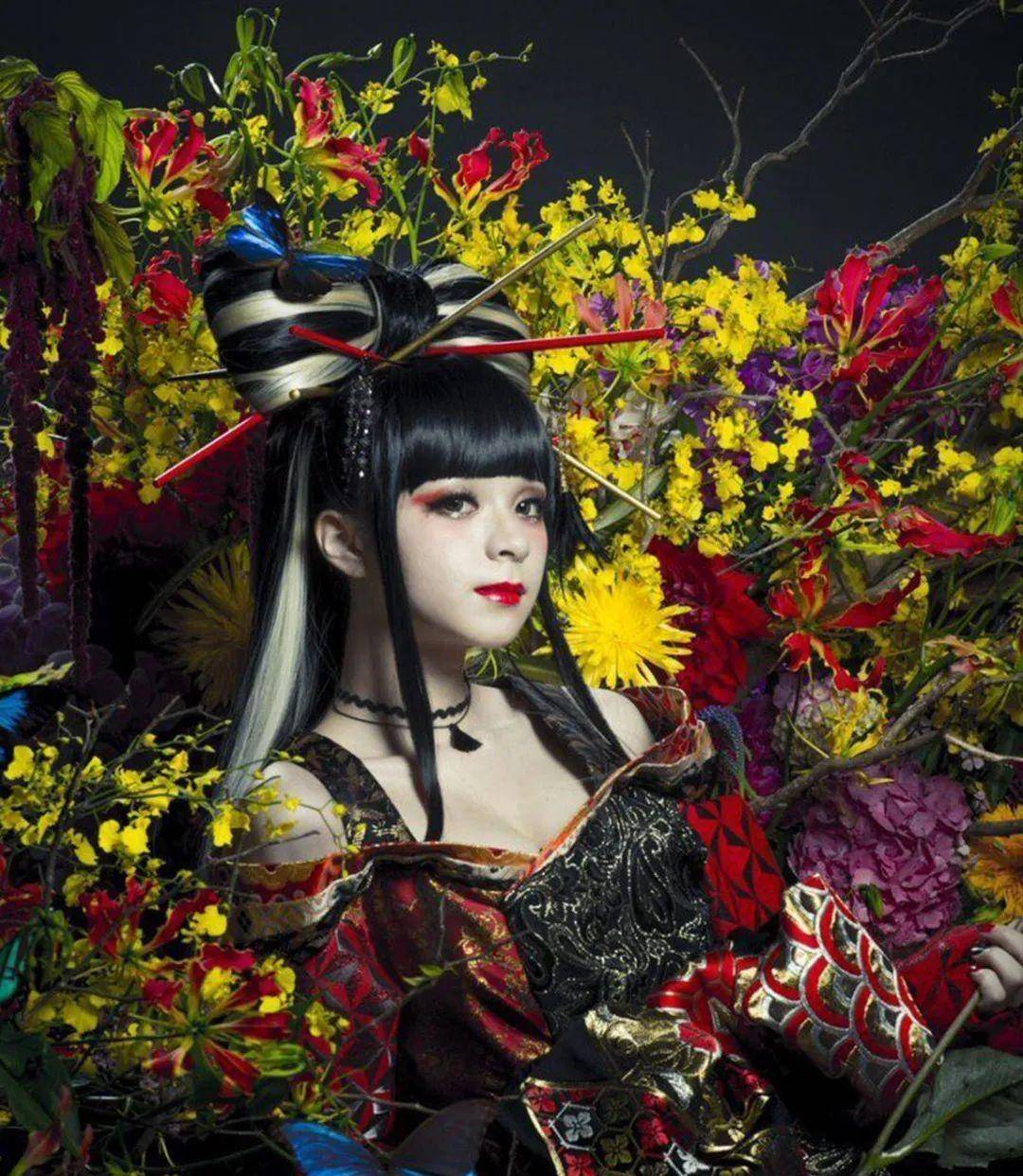 这是一首带有和风的电音舞曲,编舞中也运用了蝴蝶步和花魁步,让这首歌