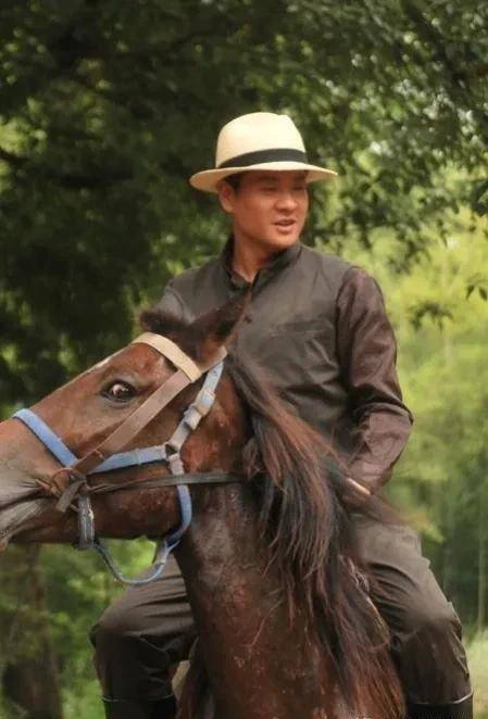 50岁的连奕名的"消失",是娱乐圈的悲哀,网友又是如何评价他们_杨若兮