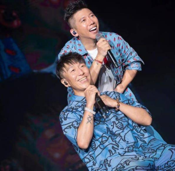 胡海泉晒与陈羽凡合影,两人出道23年纪念日,羽泉组合只剩一人_祝福