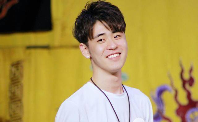 德云社第一歌手张云雷,把小剧场变成演唱会,吸引无数少女粉丝_郭德纲