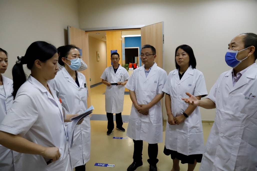 重庆爱尔眼底专家带队巡诊,推动优质医疗资源深入基层_进行_患者_疑难