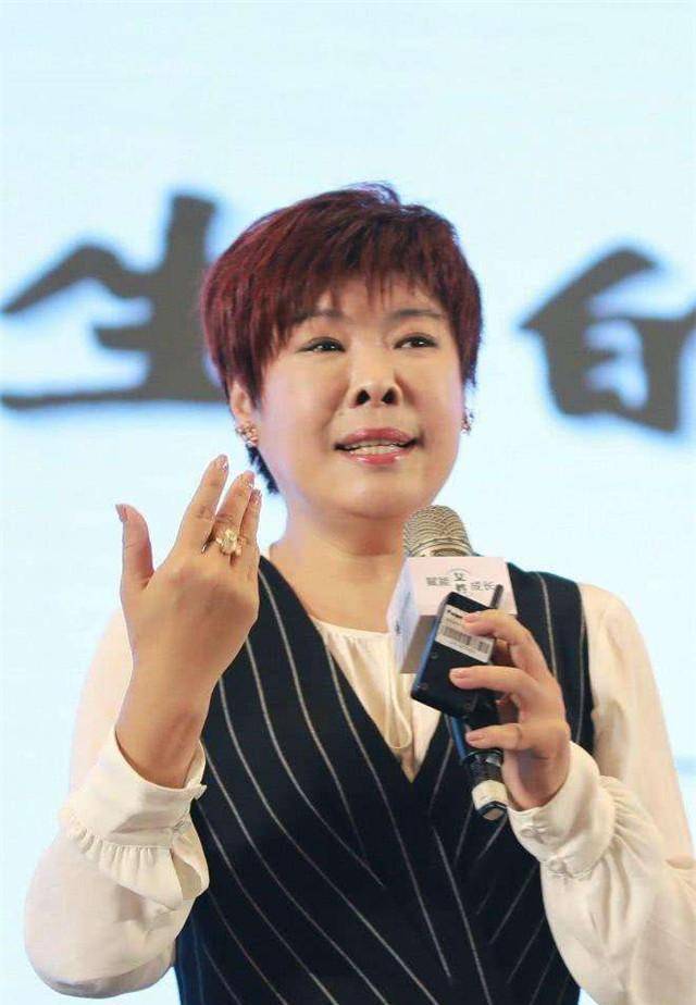 于丹近况,在她跌落神坛的日子里,乔达峰默默付出不离不弃_工作_昆曲