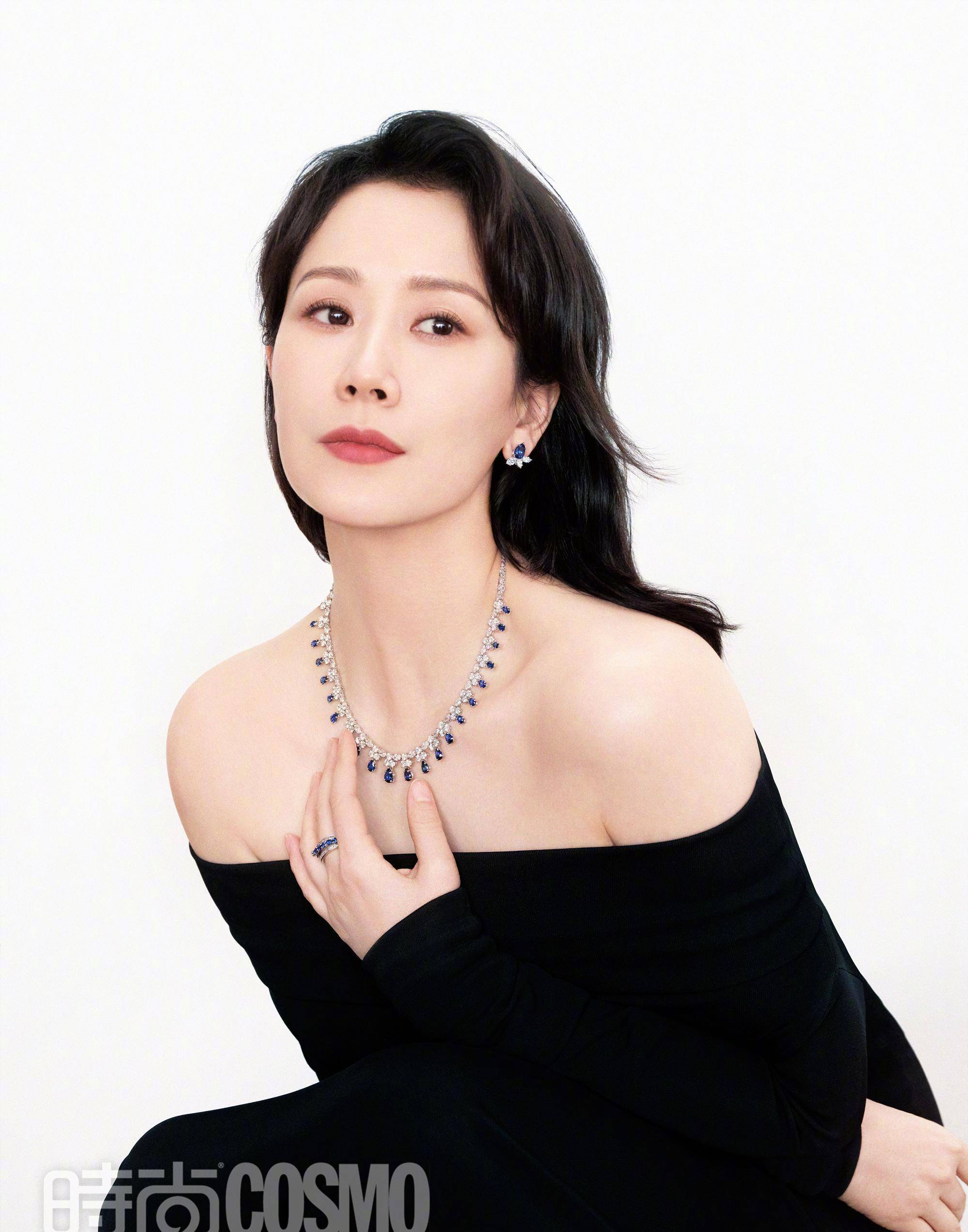 海清登上cosmo时尚五月号封面,身穿t恤大秀美背,好时尚_连衣裙_黑色